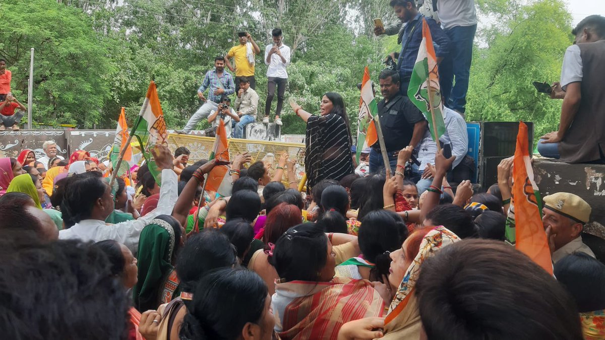 POONAMSINGH_STN's tweet photo. मैहर की मासूम बिटिया के साथ हुए अवमानीय कृत्य के खिलाफ विज्ञापनों की सरकार को सत्ता के नशे से जगाने के लिए @MpPMC की प्रदेशअध्यक्ष @Vibhapatelincmp जी के नेतृत्व में आज सतना जिले की बहनों नें कलेक्ट्रेट का घेराव किया
#बीजेपी_हटाओ_बेटी_बचाओ
@OfficeOfKNath @digvijaya_28 @ASinghINC https://t.co/sdT3iDE9Gz