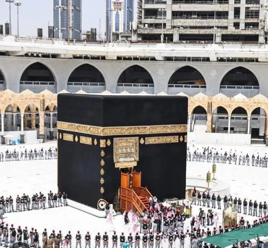 استعدادًا لغسلها يوم غدٍ الأربعاء..

شؤون الحرمين توفر الكوادر البشرية والأدوات الحديثة والمتطورة، وأجود أنواع الدهن المعتق وطيب الورد الفواح والبخور الفاخر بما يليق بقدسية الكعبة المشرفة ومكانتها الراسخة في قلوب المسلمين.

-