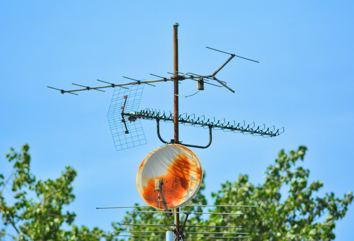 TheWailinHues's tweet photo. Two antennas met on a roof, fell in love and got married. The ceremony wasn't much, but the reception was excellent! 🤣

#Joke #Musicians #WeddingMusicians #CoverBand #PartyBand #Ottawa #LiveMusic #Wedding https://t.co/4W9wCqwzuw