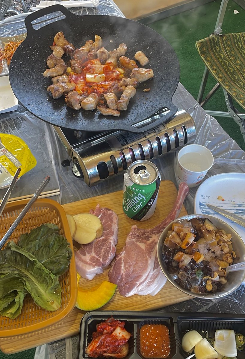 eAtweLIliveweII's tweet photo. 삼겹살 캠프파이어 https://t.co/m69LlNXuIz