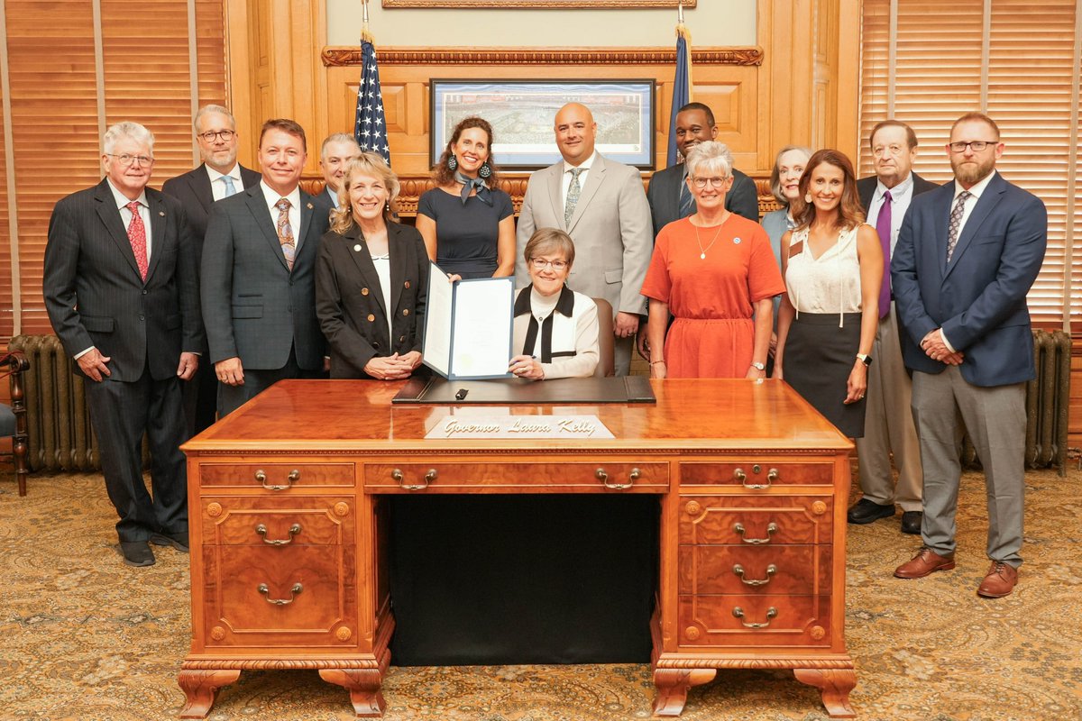Polsinelli's tweet photo. Energy Chair @AlanCAnderson &amp; others from the #renewable industry celebrated KS Gov Kelly signing SB 49 which requires light mitigation tech be installed on new &amp;existing #windenergy projects &amp;is supported by the industry: https://t.co/hSJ6zknPwZ. @USCleanPower @APowerAlliance https://t.co/yTcdHI9nKn