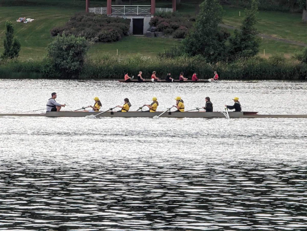 One of the youngest crews on the pond. All girls , all ⭐️, sponsored by J + E Enterprises for the second year in a row. Proud Auntie moment to see O and her friends row at 4:40 tomorrow! #regattaroulette