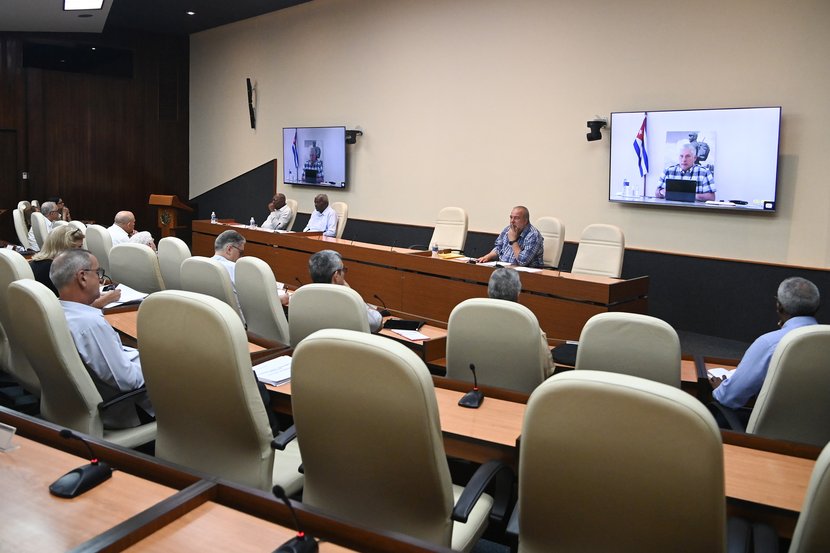 PartidoPCC's tweet photo. #Cuba Presidió @DiazCanelB reunión del Comité Ejecutivo del Consejo de Ministros 
👉Se evaluó la producción de alimentos,la distribución de  la canasta familiar normada,la transportación de cargas y pasajeros,el abasto de agua y la generación de energía 
https://t.co/xDeb2upZs5 https://t.co/6cBkjjQfVy