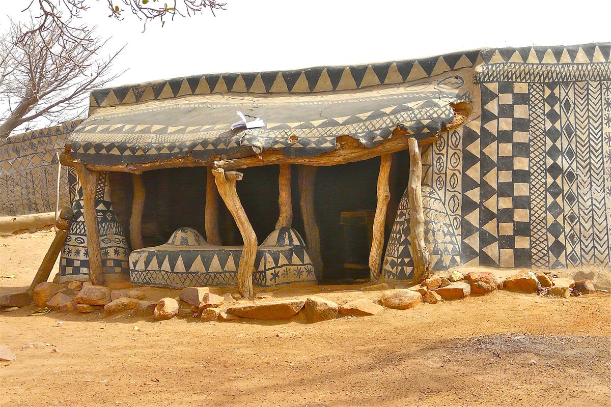 Tiébélé, el pueblo de barro tradicionalmente pintado de los gurunsi en el sur de Burkina Faso.
Pintar las casas siempre ha sido un trabajo de mujeres aquí.