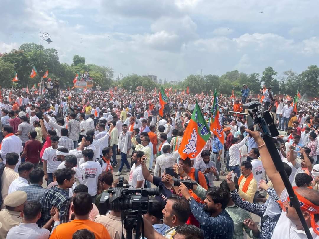 Rohitnagarbjym's tweet photo. यह जनसैलाब ये कहता है 
बहुत सह लिया अब न सहेंगे
संघर्ष हमारा जारी है।

भ्रष्टाचारों गद्दी छोड़ो
अब बदलाव की बारी है।

#नहीं_सहेगा_राजस्थान

@cpjoshiBJP @chshekharbjp @DrSatishPoonia @AnkitChechiBJP https://t.co/dm4oLUW0Q9