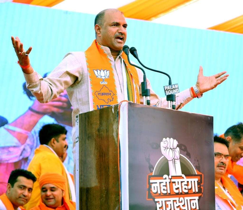 यह जनसैलाब ये कहता है 
बहुत सह लिया अब न सहेंगे
संघर्ष हमारा जारी है।

भ्रष्टाचारों गद्दी छोड़ो
अब बदलाव की बारी है।

#नहीं_सहेगा_राजस्थान

<a href="/cpjoshiBJP/">C. P. Joshi</a> <a href="/chshekharbjp/">Chandrashekhar</a> <a href="/DrSatishPoonia/">Satish Poonia</a> <a href="/AnkitChechiBJP/">Ankit Chechi अंकित चेची</a>