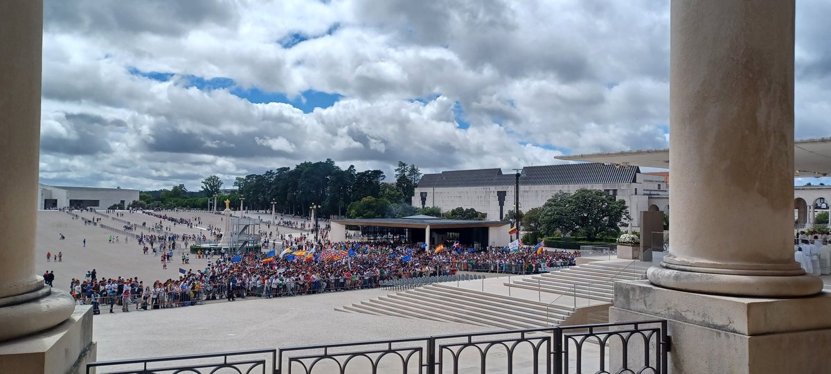 educsi's tweet photo. Celebramos la Eucaristía en Fátima con el regalazo de poder portar a la imagen de la Virgen de Fátima 
#JMJLisboa2023 #JMJeducsi2023 https://t.co/AchzWYPUrf