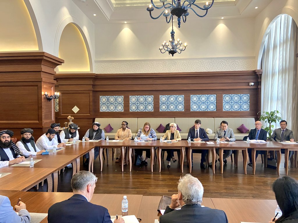 د افغانستان اسلامي امارت د بهرنیو چارو وزیر مولوي امیر خان متقي او ورسره پلاوي په قطر کې میشتو د افغانستان لپاره د یو شمیر هیوادونو سفیرانو او ځانګړو استازو سره وکتل.

په دې ناسته کې چې د امریکا، برتانیا، هسپانیا، جنوبي کوریا، هالنډ، ایټالیا، استرالیا او کاناډا هیوادونو استازو...