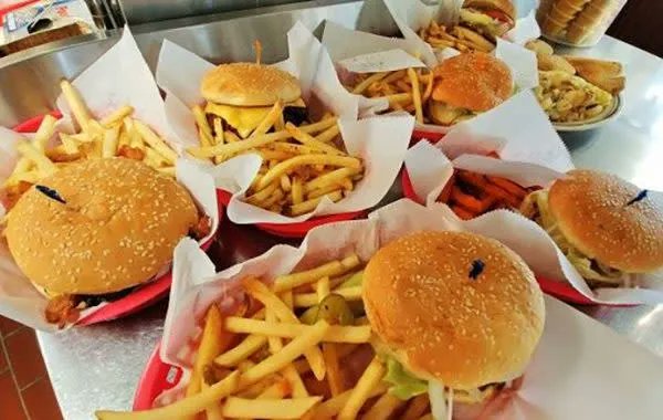 VisitIndiana's tweet photo. This place is an Indiana classic! Have you ever been? 

Burgers, Breakfast &amp; Root Beer at Indiana's First Drive-In Restaurant 🍔 

𝐑𝐄𝐀𝐃 𝐌𝐎𝐑𝐄: https://t.co/oUUBbXrSsZ 

#VisitIndiana #INIndiana @HomeOfPurdue https://t.co/SNoMgvtDJ0