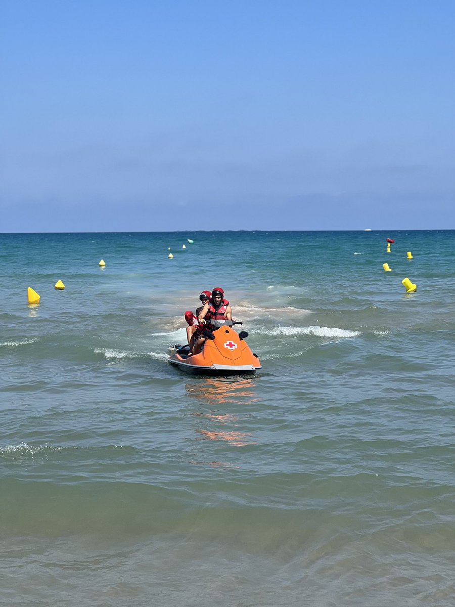 CruzRojaAL's tweet photo. Secuencia de un simulacro de @CruzRojaEsp en una playa de #Guardamar esta mañana 

Extrema la prevención 

#SerMejores https://t.co/sZvA3UyBXX