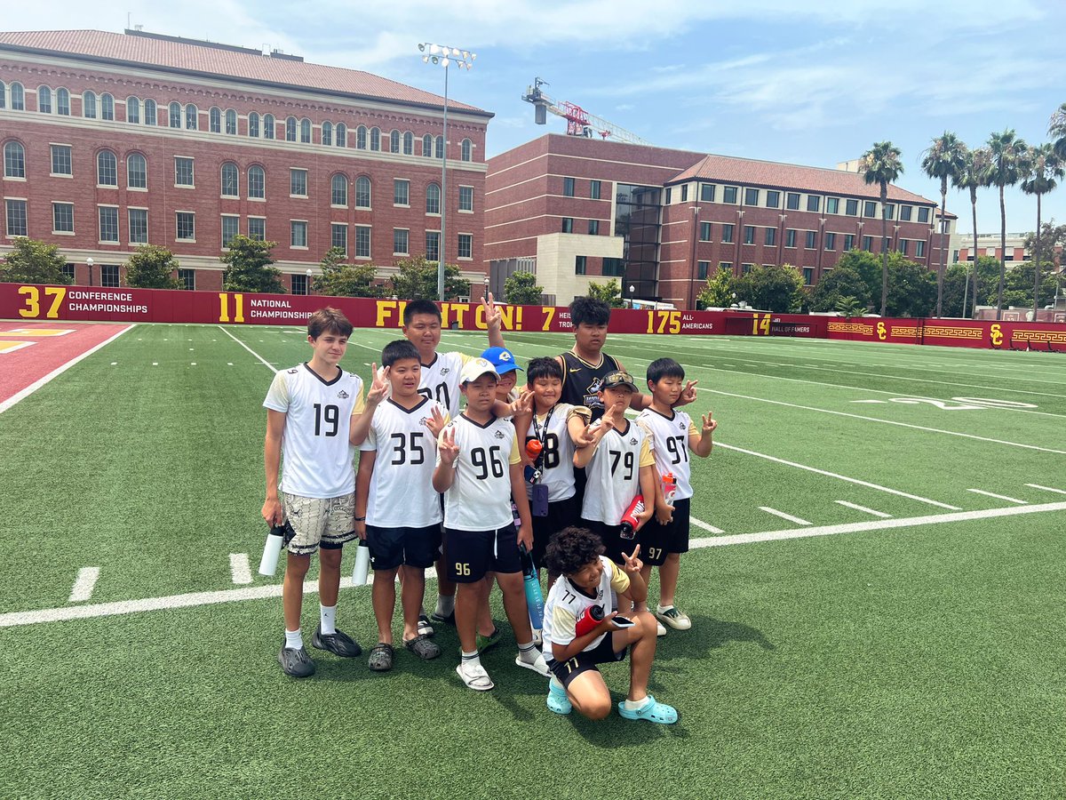 USC_EdStewart's tweet photo. Enjoyed hosting The Shanghai Wolves Chinese Youth Football players during their US tour.  Thanks for visiting and best of luck this season ✌🏾 https://t.co/oc2g1ADdjn