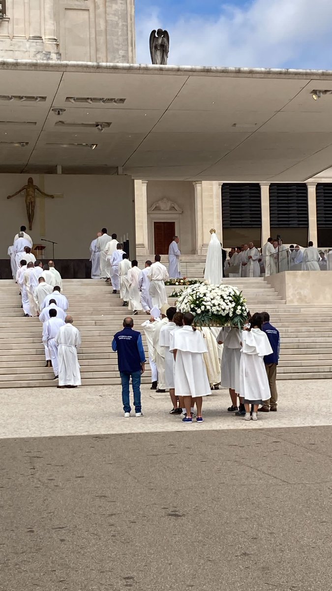educsi's tweet photo. Celebramos la Eucaristía en Fátima con el regalazo de poder portar a la imagen de la Virgen de Fátima 
#JMJLisboa2023 #JMJeducsi2023 https://t.co/AchzWYPUrf