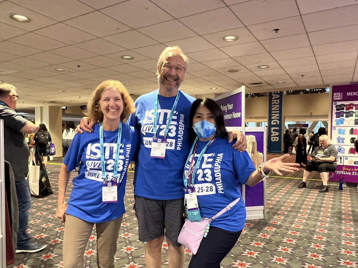 Celyendo's tweet image. Hey @kindermitch, thanks for volunteering at #ISTELive!! I see your Volunteer Shirt❣️I got to volunteer too with these amazing teachers at ISTE Central with Dr. @marianrosenberg
who buys glasses from Zenni 
&amp;amp; @dougjoubert a high school computer science teacher!#CSceleste #celiste