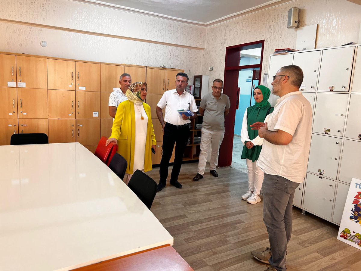 MamakilceMem's tweet photo. İlçemiz okullarında davam eden DYK Ziyaretleri…

📍Ali Şir Nevai Ortaokulu

📌İlçe Millî Eğitim Müdürümüz Sn.Elif Özbek ve Şube Müdürümüz Sn.Fatih Küçüker Destekleme ve Yetiştirme Yaz Kurslarımızı ziyaret ederek öğrencilerimizle bir araya geldiler.

#eğitimdeparlayanyıldızmamak https://t.co/NuYfxHFM4J