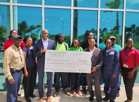 UVI_edu's tweet image. Ocean Point Terminals officials present UVI faculty and students with a check donation for the UVI Process Technology Program.

Learn more:
uvi.edu/.../23_076_oce…...
#UVI #Processtech #donate