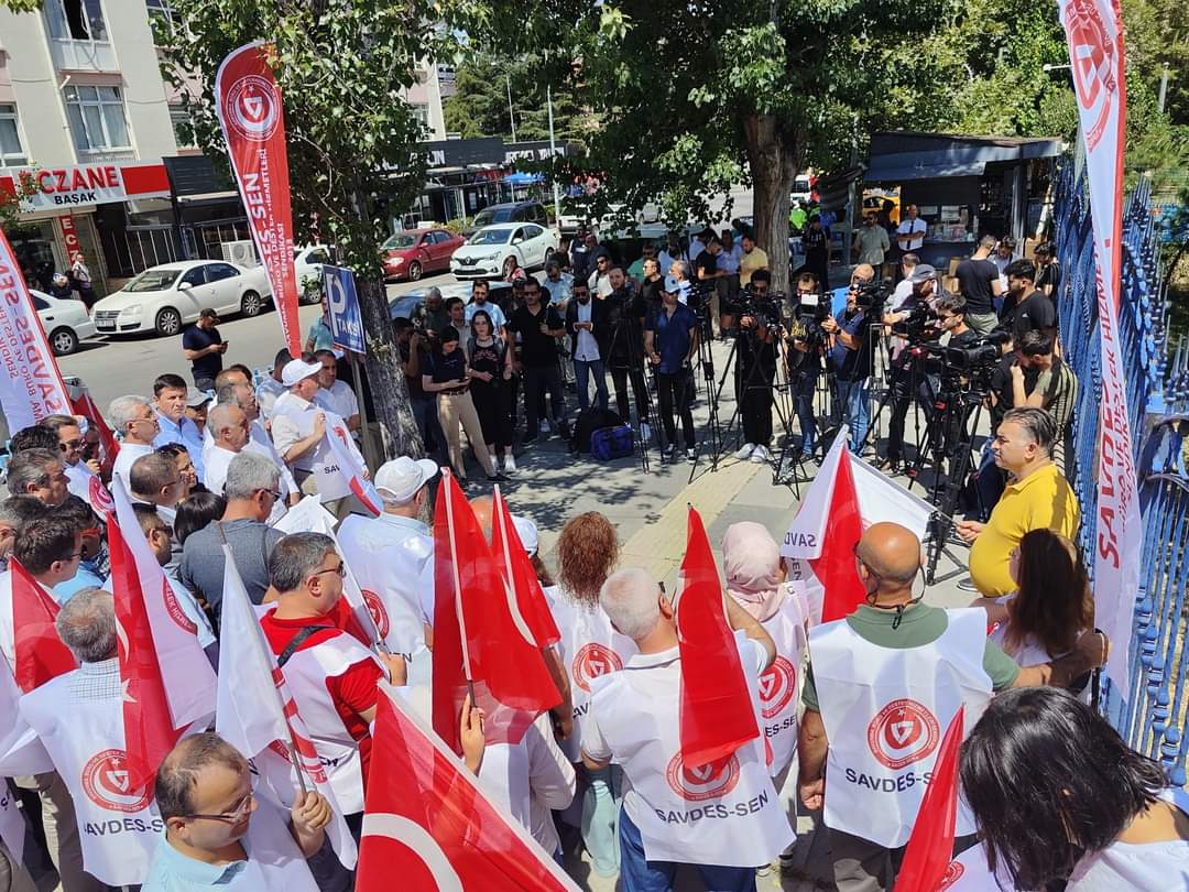 7'NCİ DÖNEM TOPLU SÖZLEŞME GÖRÜŞMELERİ ÖNCESİNDE ÇALIŞMA VE SOSYAL GÜVENLİK BAKANLIĞI ÖNÜNDE BASIN AÇIKLAMAMIZI YAPTIK.

Emeğin ve onur mücadelesinin adı, yeni nesil sendikacılığın örneği Savunma, Büro ve Destek Hizmetleri SAVDES-SEN olarak, 7’nci Dönem Toplu Sözleşme