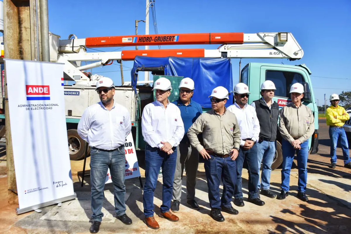 riosramirezc's tweet photo. ✓ Acompañamos al Presidente de la ANDE Ing. Félix Sosa en la instalación de la última Telecomanda en Encarnación.

✓  Aprovechamos la ocasión para realizar un recorrido por el Paseo de los Aromas, donde se realizará la Expo Itapúa edición 2023. https://t.co/nTWdSuqhXw