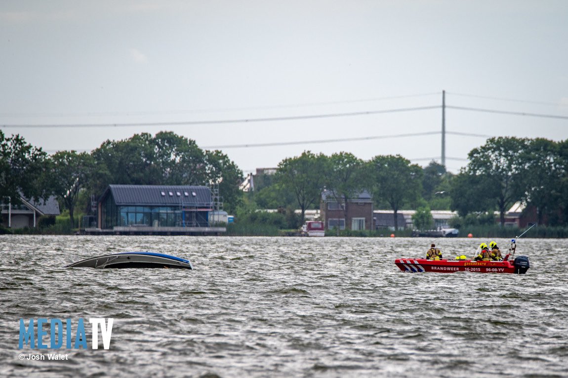 Op het Braassemermeer bij #Rijnsaterwoude is vanmiddag een zeilbootje omgeslagen, drie opvarende zijn gered door een maritiem bedrijf.