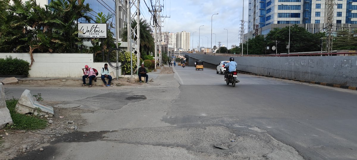 No footpath on the road stretch between Kothaguda junction and Hitex. Citizens including kids have to walk on the main road for daily commute posing grave danger to life. Please look into this on priority. @KTRBRS @KTRoffice @arvindkumar_ias