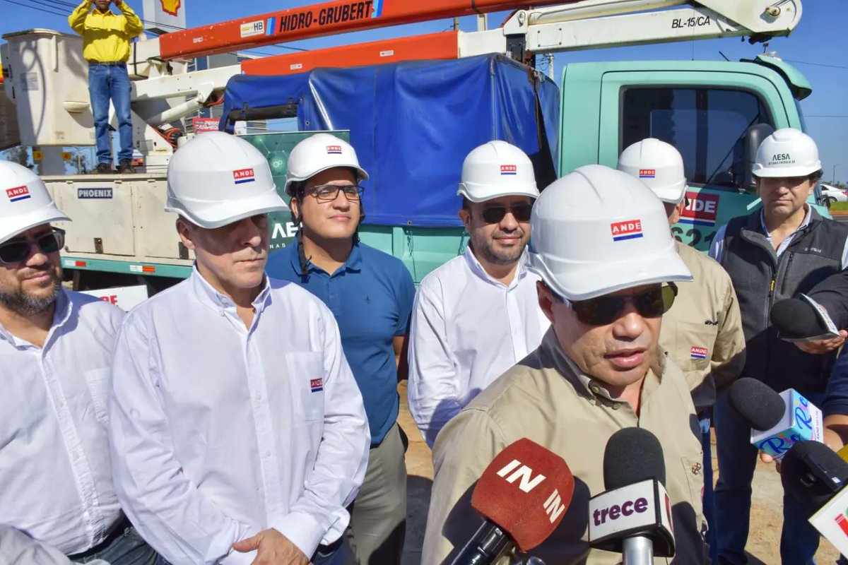 riosramirezc's tweet photo. ✓ Acompañamos al Presidente de la ANDE Ing. Félix Sosa en la instalación de la última Telecomanda en Encarnación.

✓  Aprovechamos la ocasión para realizar un recorrido por el Paseo de los Aromas, donde se realizará la Expo Itapúa edición 2023. https://t.co/nTWdSuqhXw