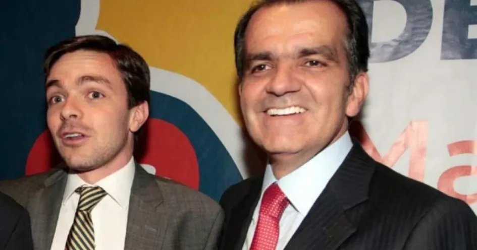 BunkerGlo's tweet photo. Escuchando audiencia de imputación de cargos contra Nicolás Petro y Day Vásquez, por bastante menos presuntos delitos el @FiscaliaCol #Barbosa no detuvo antes de imputación de cargos a #OscarIvanZuluaga ni a su hijo #IvanZuluagaMartinez #Obredecht https://t.co/DbU6hNicmd https://t.co/BP7RklePPF