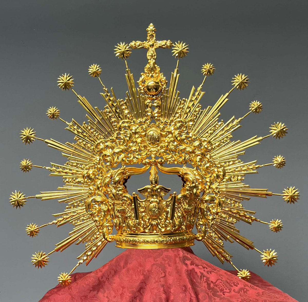 Prendidoenubeda's tweet photo. Restaurada y dorada la corona de plata de María Santísima del Auxilio por Orfebrería Ramón León, de Sevilla. https://t.co/NgQKe3L1l2