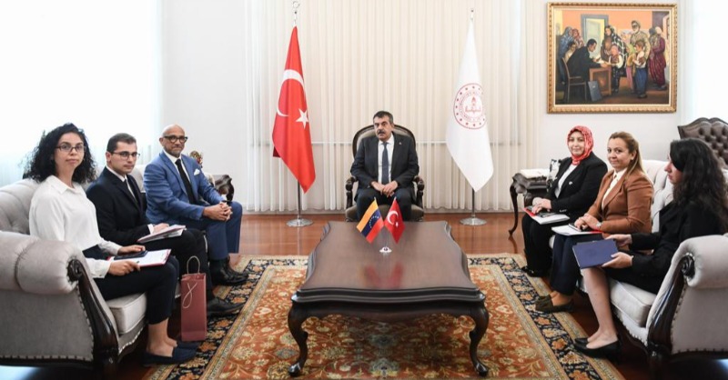 tcmeb's tweet photo. Büyükelçilerden Bakan @Yusuf__Tekin'e Nezaket Ziyareti

KKTC, Moldova, Venezuela, Kırgızistan ve Gambiya’nın Ankara Büyükelçileri ile beraberindeki heyetlerin ayrı ayrı kabul edildiği görüşmede, eğitim alanında yapılan iş birliği konuları ele alındı.