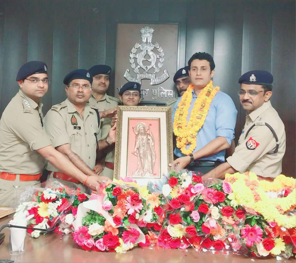 IPS_SantoshM's tweet photo. Mirzapur Farewell. Thank you all for your support, encouragement and guidance during tenure as S.P Mirzapur. माँ विंध्यवासिनी की कृपा आप सभी पर बनी रहे। https://t.co/pAC1hxuRwm