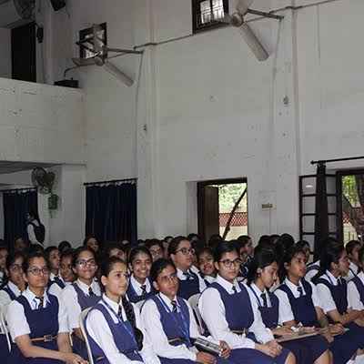 verasingh3's tweet photo. Why do children have to wear such thick uniform in summers? I think keeping humid hot killing North Indian Summers in mind, time has come to change school forms. Make them of lighter material and airy so that these poor kids can b comfortable https://t.co/eCvFaX49cK