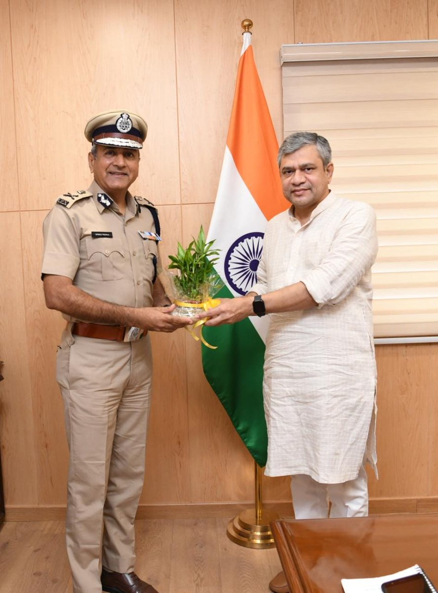 RPF INDIA (@rpf_india) on Twitter photo <a href="/RPF_INDIA/">RPF INDIA</a> is delighted to welcome Shri Manoj Yadava, IPS, as the new DG RPF.
Under his dynamic leadership, we are confident that the Force will reach new heights.
We anticipate great strides in railway security under his leadership.
<a href="/RailMinIndia/">Ministry of Railways</a> <a href="/AshwiniVaishnaw/">Ashwini Vaishnaw</a> <a href="/RPF_INDIA/">RPF INDIA</a> is delighted to welcome Shri Manoj Yadava, IPS, as the new DG RPF.
Under his dynamic leadership, we are confident that the Force will reach new heights.
We anticipate great strides in railway security under his leadership.
<a href="/RailMinIndia/">Ministry of Railways</a> <a href="/AshwiniVaishnaw/">Ashwini Vaishnaw</a>