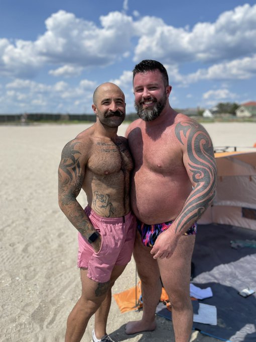 1 pic. Beach bears https://t.co/NWYAPCl3Ue
