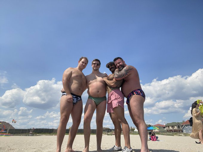 2 pic. Beach bears https://t.co/NWYAPCl3Ue