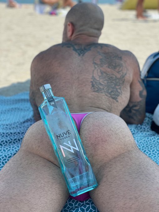3 pic. Beach bears https://t.co/NWYAPCl3Ue