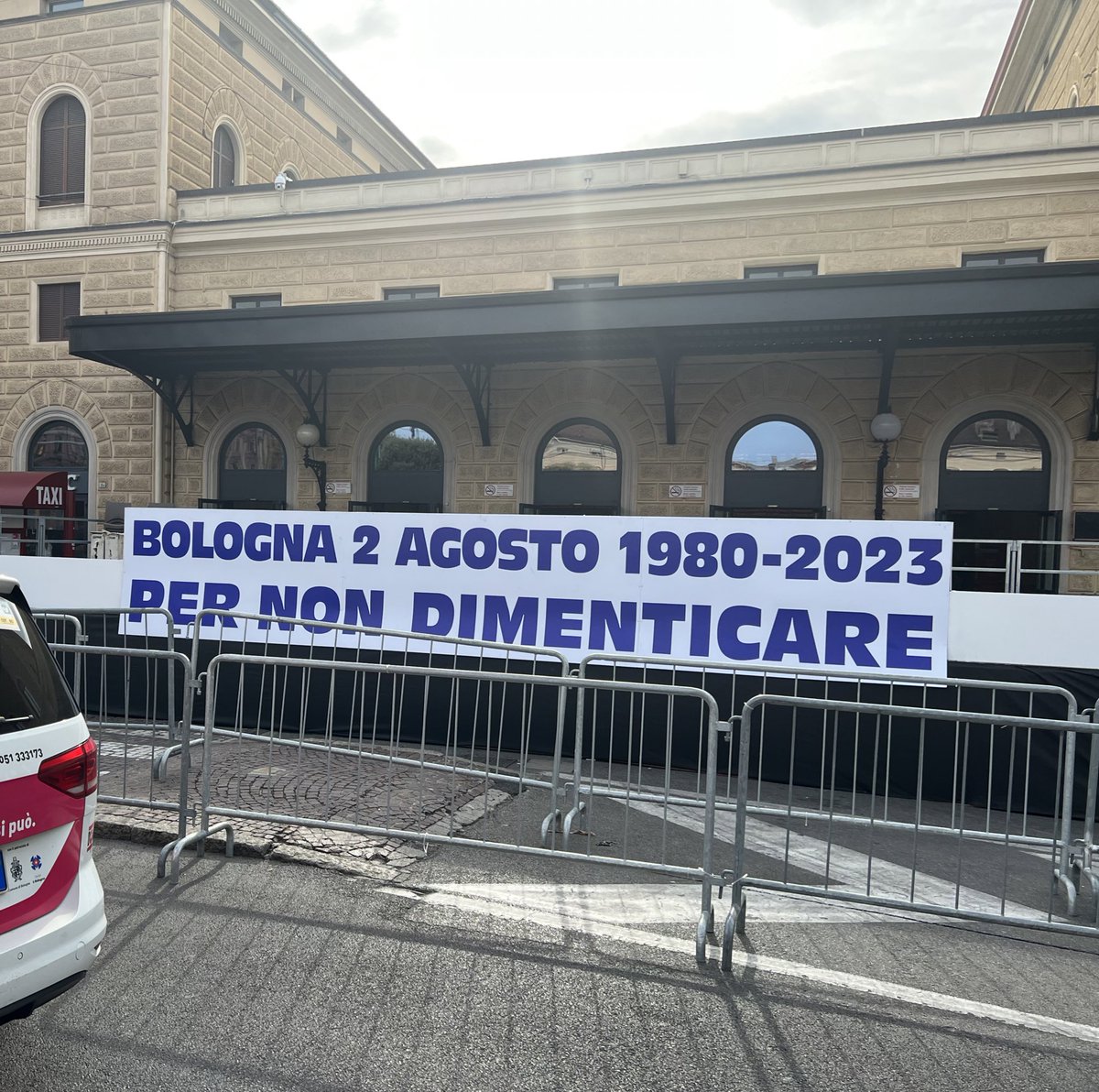 RobertoRedSox's tweet photo. Difficile spiegare quel brivido che arriva, ogni volta, ogni giorno, quando ci soffermiamo e pensiamo, lì, sotto quell’orologio fermo che è un pugno nei ricordi. 

Difficile spiegare qualcosa che non è mai stato possibile capire. 

#2Agosto1980 - 2023
#2Agosto Bologna. https://t.co/AIiBrr0nYq