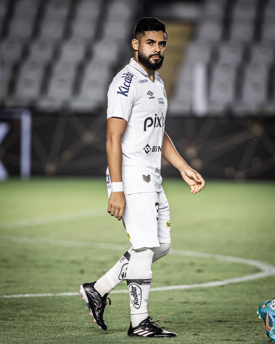 futebol_info's tweet photo. Com salário de R$ 116 mil (na carteira) por mês, o lateral-esquerdo Felipe Jonatan, do Santos, se declarou pobre em processo na Justiça.

O jogador reclama pagamento de cerca de R$ 194 mil de uma empresa com a qual assinou um contrato de aluguel de criptomoedas. Ele diz que não recebeu o dinheiro.

No processo, Felipe Jonatan pediu Justiça gratuita alegando não ter condições de arcar com as custas (R$ 1.940,00) e as demais despesas de um processo. O pedido foi negado pelo juiz, que disse que o atleta agiu de 'má-fé'.

🗞 @UOLEsporte
📸 Raul Baretta/Santos FC