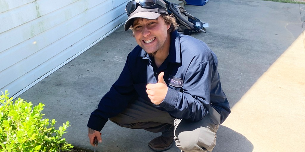 Service with a smile! Tyler Dileonardo is a PURCOR Pest Solutions Technician based out of Warner Robins, GA ✨ 📷: Clark Hall, Operations Manager
