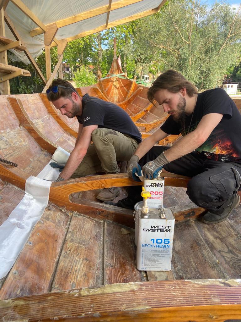 WESTSYSTEMEPOXY's tweet photo. This boat is from BÁTAR and has spent 4 years at sea. Currently, they are undergoing a significant structural overhaul from UV restratification. No cracks or seepage, just 105 Epoxy Resin®/207 Special Clear Hardener®. 

@directeck 

#westsystem #westsystemepoxy #epoxy https://t.co/KpULV0bGL4