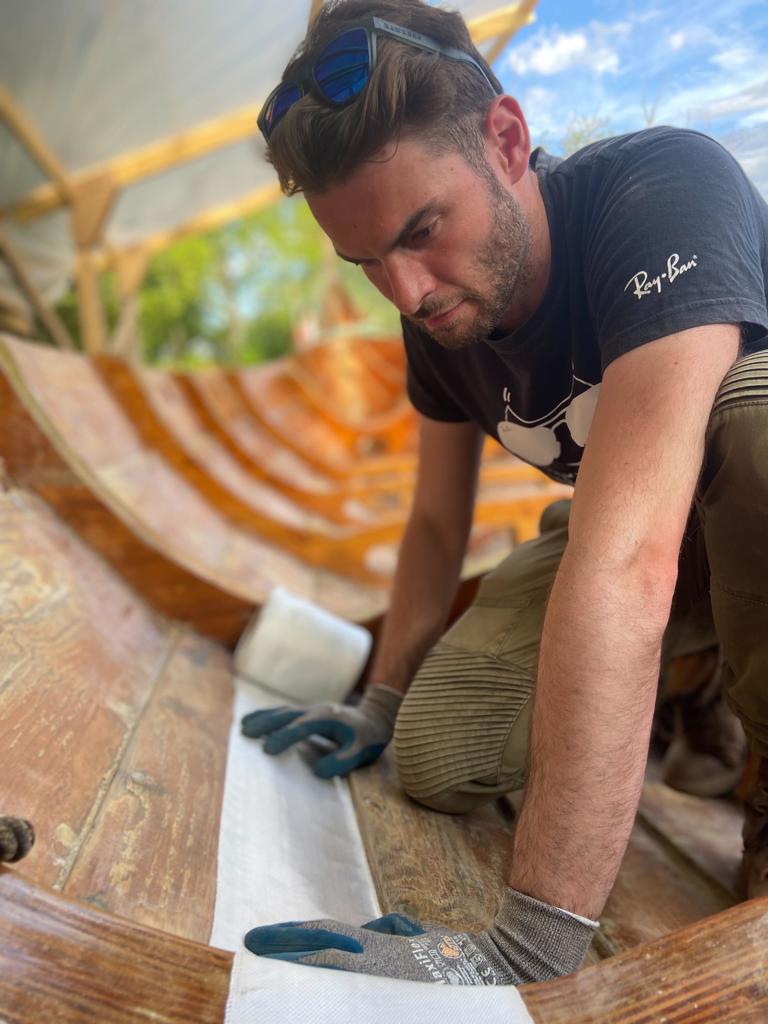 WESTSYSTEMEPOXY's tweet photo. This boat is from BÁTAR and has spent 4 years at sea. Currently, they are undergoing a significant structural overhaul from UV restratification. No cracks or seepage, just 105 Epoxy Resin®/207 Special Clear Hardener®. 

@directeck 

#westsystem #westsystemepoxy #epoxy https://t.co/KpULV0bGL4