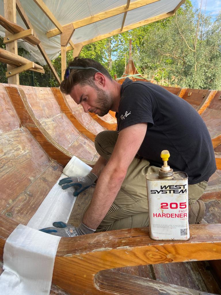 WESTSYSTEMEPOXY's tweet photo. This boat is from BÁTAR and has spent 4 years at sea. Currently, they are undergoing a significant structural overhaul from UV restratification. No cracks or seepage, just 105 Epoxy Resin®/207 Special Clear Hardener®. 

@directeck 

#westsystem #westsystemepoxy #epoxy https://t.co/KpULV0bGL4