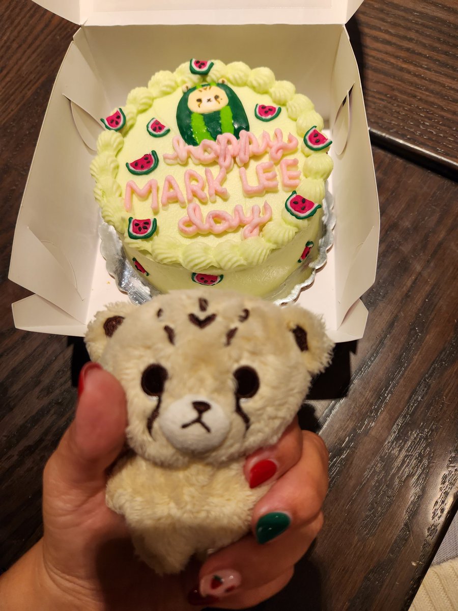 little_owl9's tweet photo. I will take proper cute pics later after work and already wrote a small essay in bubble but HAPPY BIRTHDAY MARK!
Never forget how loved and inspiring you are to others!
Stay healthy and happy!
May life return twice all the happiness you give to us 🍉💚
#HAPPYMARKDAY #마크 https://t.co/uTNBwipjZ3