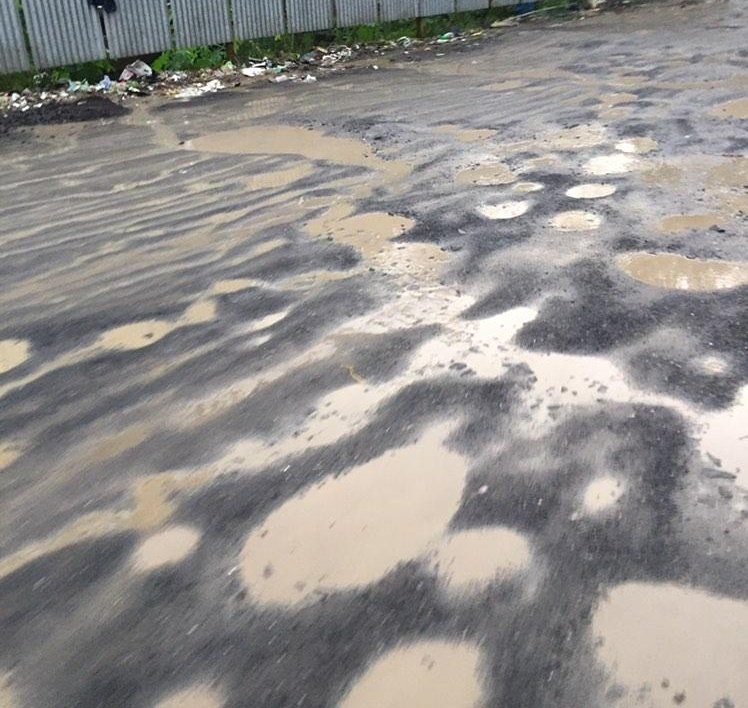 QueenofThane's tweet photo. I thank Honourable @TMCaTweetAway for giving local residents a free experience of Mars and Moon at Saket - Balkum Road, but its causing accidents which can be fatal too ! #mumbai #thane https://t.co/Y2RsNy7qmc