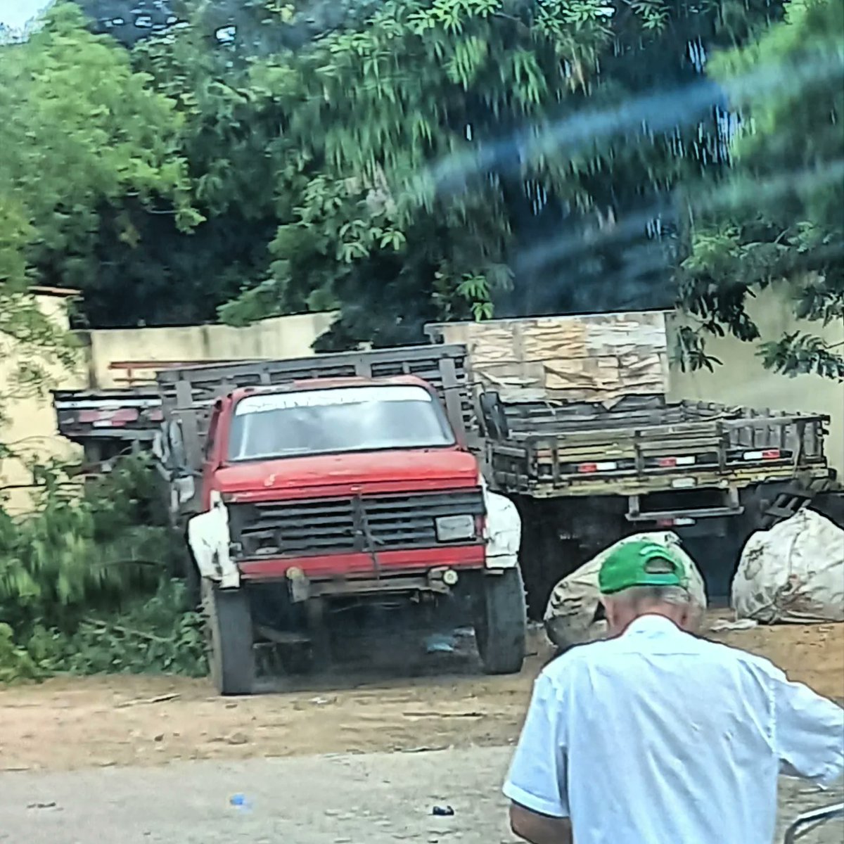 CarrosPodres's tweet photo. #Chevrolet #MercedesBenz #Volkswagen #Chevrolet11000 #MB1113 #santana #Iguatu #ceara #Brasil https://t.co/mq6ekcFPdP