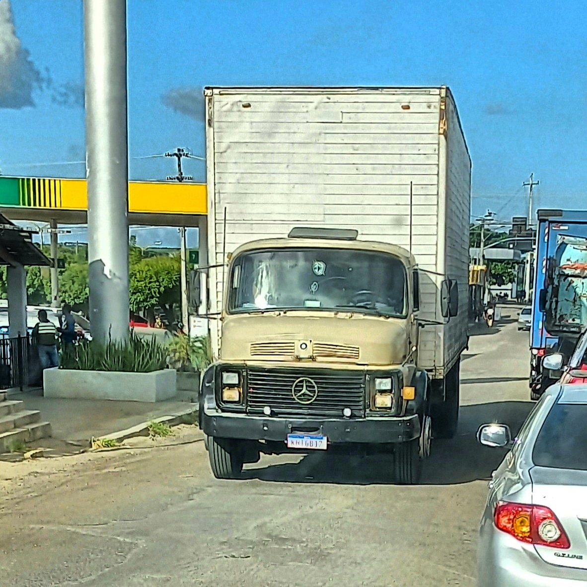CarrosPodres's tweet photo. #Chevrolet #MercedesBenz #Volkswagen #Chevrolet11000 #MB1113 #santana #Iguatu #ceara #Brasil https://t.co/mq6ekcFPdP