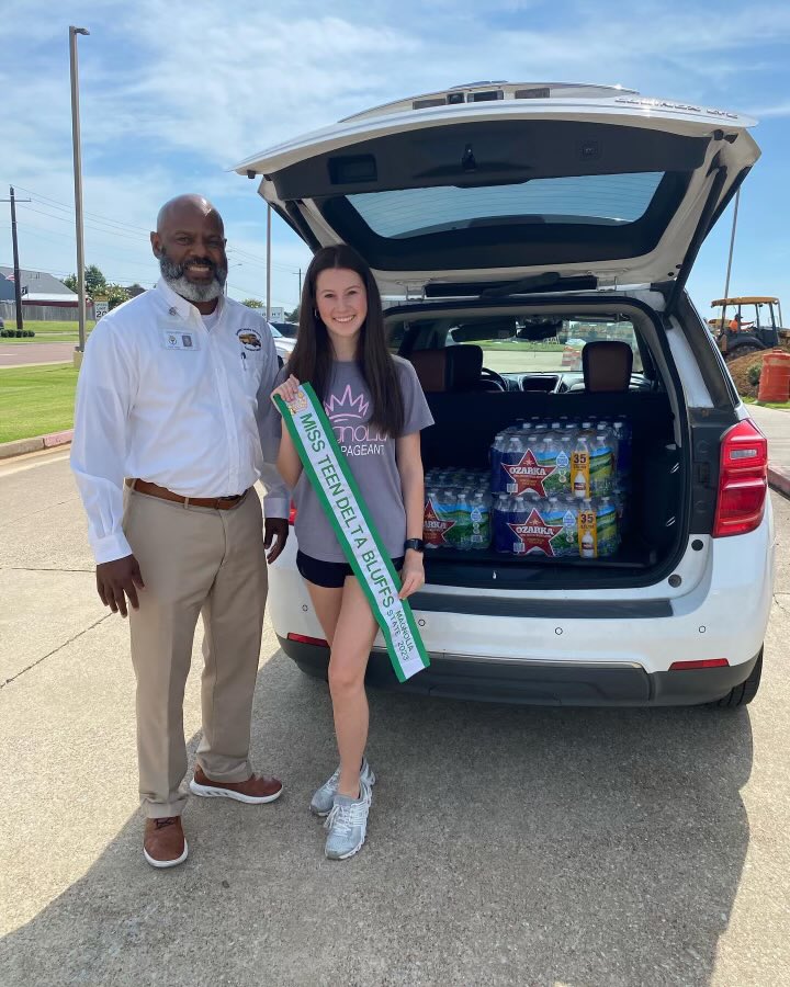 Big Thanks to Emma Kate Farris for providing water for our drivers. We appreciate you Emma. We wish you the best in school this year and we wish you the best with your pageants.#teamdcs