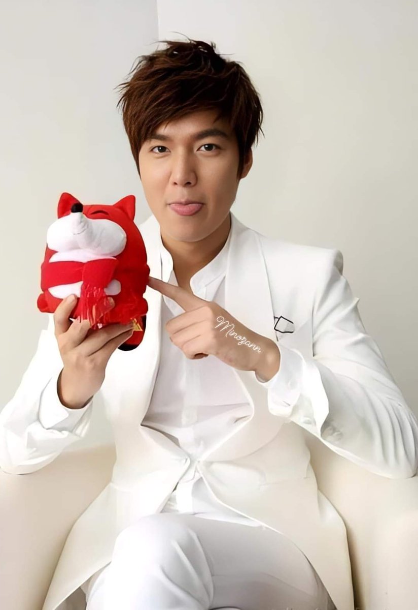 So cute🥰🥰🥰 <a href="/ActorLeeMinHo/">Lee Min Ho</a> it's really cute🦋🥰🤩🤩😍🥰😍🥰😍