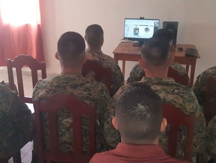 senafrontpanama's tweet photo. #Darién》 Nuestras unidades del 3er. Batallón Pacífico se capacitan en el Foro de la campaña de Sensibilización del #CLAF a través del Departamento de Lecciones Aprendidas.
#OrgullosoDeSerFronterizo https://t.co/WFrHoEK6Dr