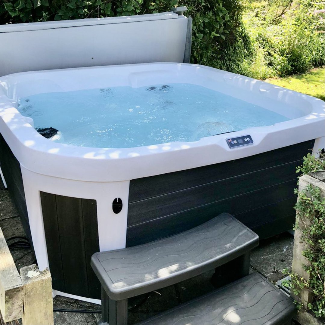 Arniss Lodge, #NewForest is a 3-bedroom lodge that can sleep up to 6 people. There is an annexe and shepherd's hut that can accommodate 4 more.

Arniss Lodge shares its site with working stables, an enclosed dog-proof paddock, an outdoor BBQ, forest cycle routes and a hot tub! 🌄