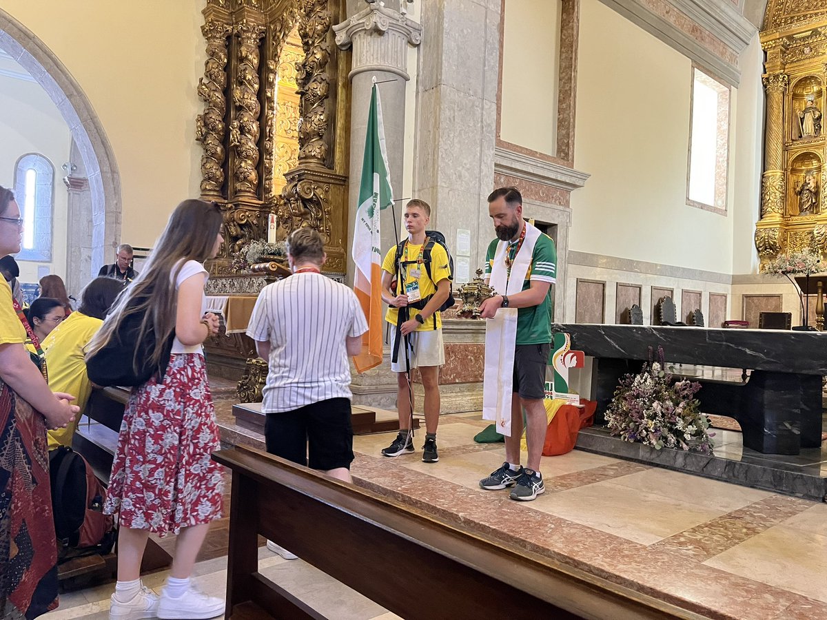 CatholicBishops's tweet photo. Irish pilgrims gather in the Church of Saint John the Baptist, Lumiar, Lisbon, to venerate the skull of Saint Brigid ahead of the opening Mass for #WYD2023 https://t.co/5lXr1AvsLq