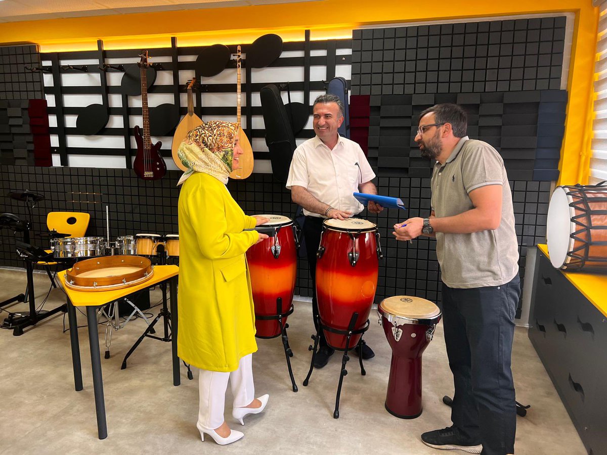 MamakilceMem's tweet photo. İlçe Millî Eğitim Müdürümüz Sn.Elif Özbek, Şube Müdürümüz Sn.Fatih Küçüker ile Mamak Bilim ve Sanat Merkezimizi ziyaret ederek merkezimizin işleyişi hakkında bilgi aldılar.🔬⚗️🥼🔭🖌️🎨🖼️🎭
#eğitimdeparlayanyıldızmamak 
@tcmeb @Yusuf__Tekin @MamakKymkmligi 
@Harunfatsa @Fth35FATH https://t.co/kR8qqUeC28