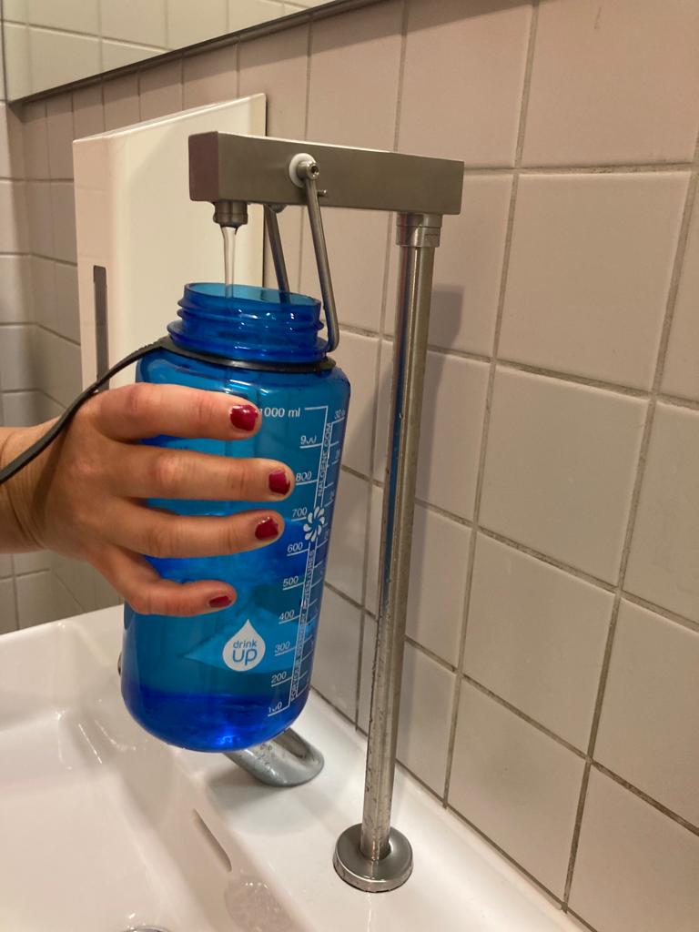 SLUBdresden's tweet photo. Gut hydriert durch die #Prüfungszeit! 💦 Ab sofort könnt ihr unsere neuen Trinkwasserzapfsäulen in den Toiletten in Ebene -1 der ZB (an der großen Freitreppe) zum Befüllen eurer Flaschen nutzen. ℹ️Verzeichnet sind die Stationen auch in #Refill-Karte: https://t.co/JXCnwnfCs7 /al https://t.co/Dmxt3Dsj9Q